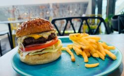 BUENO cafe　おしゃれ空間でグルメバーガー　とかわいいドーナツ　太田市