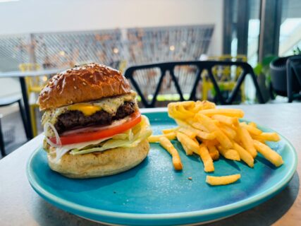 BUENO cafe　おしゃれ空間でグルメバーガー　とかわいいドーナツ　太田市