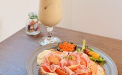 【太田市】ドライフラワーが彩る隠れ家「willow cafe」へ。美しすぎるオープンサンドと本格スパイシーチャイラテに癒やされるひととき