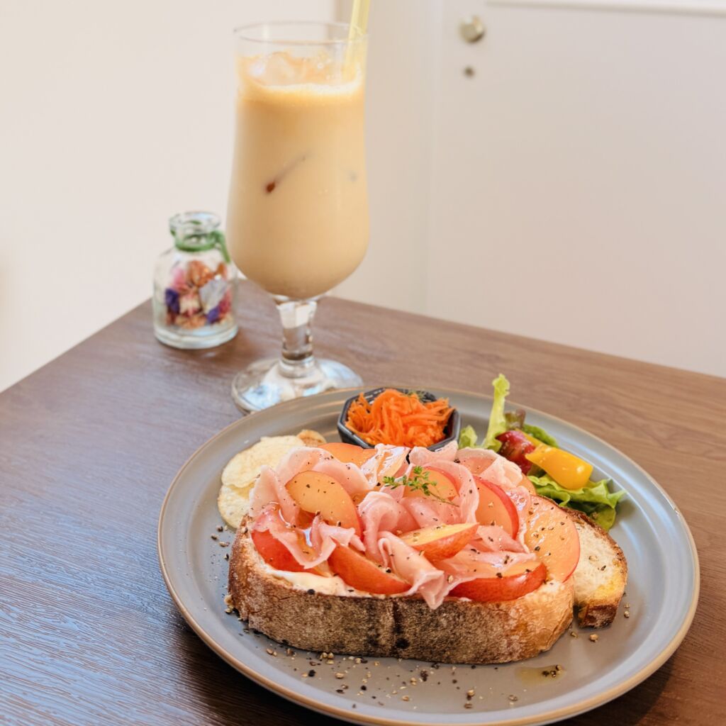 【太田市】ドライフラワーが彩る隠れ家「willow cafe」へ。美しすぎるオープンサンドと本格スパイシーチャイラテに癒やされるひととき