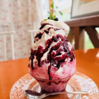 【熊谷】シノン洋菓子店でいただく極上「雪くま」！もったりレアチーズとブルーベリーヨーグルトの贅沢コラボに癒されて