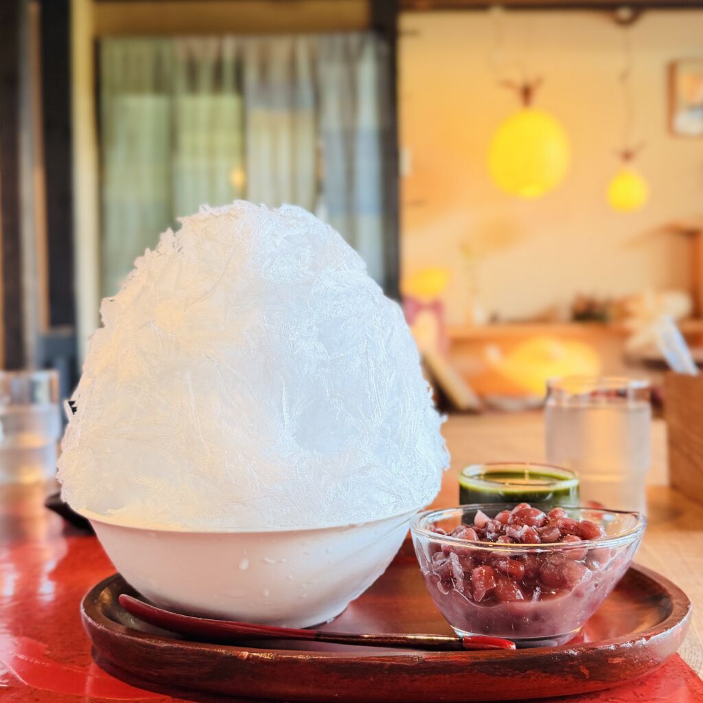 【長瀞】行列なしで阿左美冷蔵の天然氷！「ギャラリー喫茶 やました」のふわふわかき氷＆とろけるわらび餅
